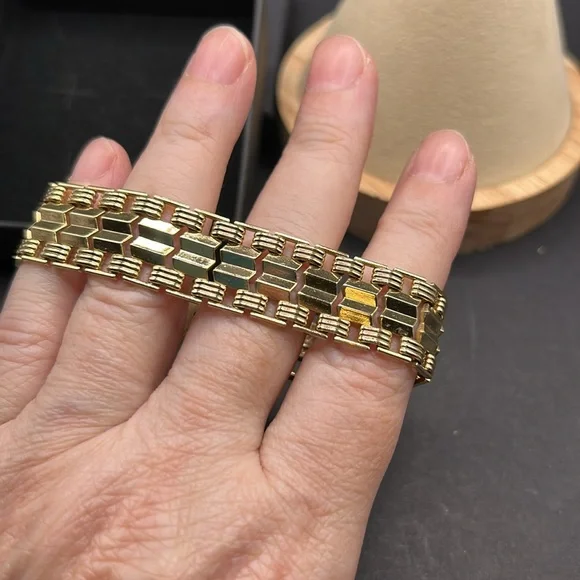 Vintage jewelry box with jewelry selection. Earring, necklaces, ring, etc. - Picture 13 of 16